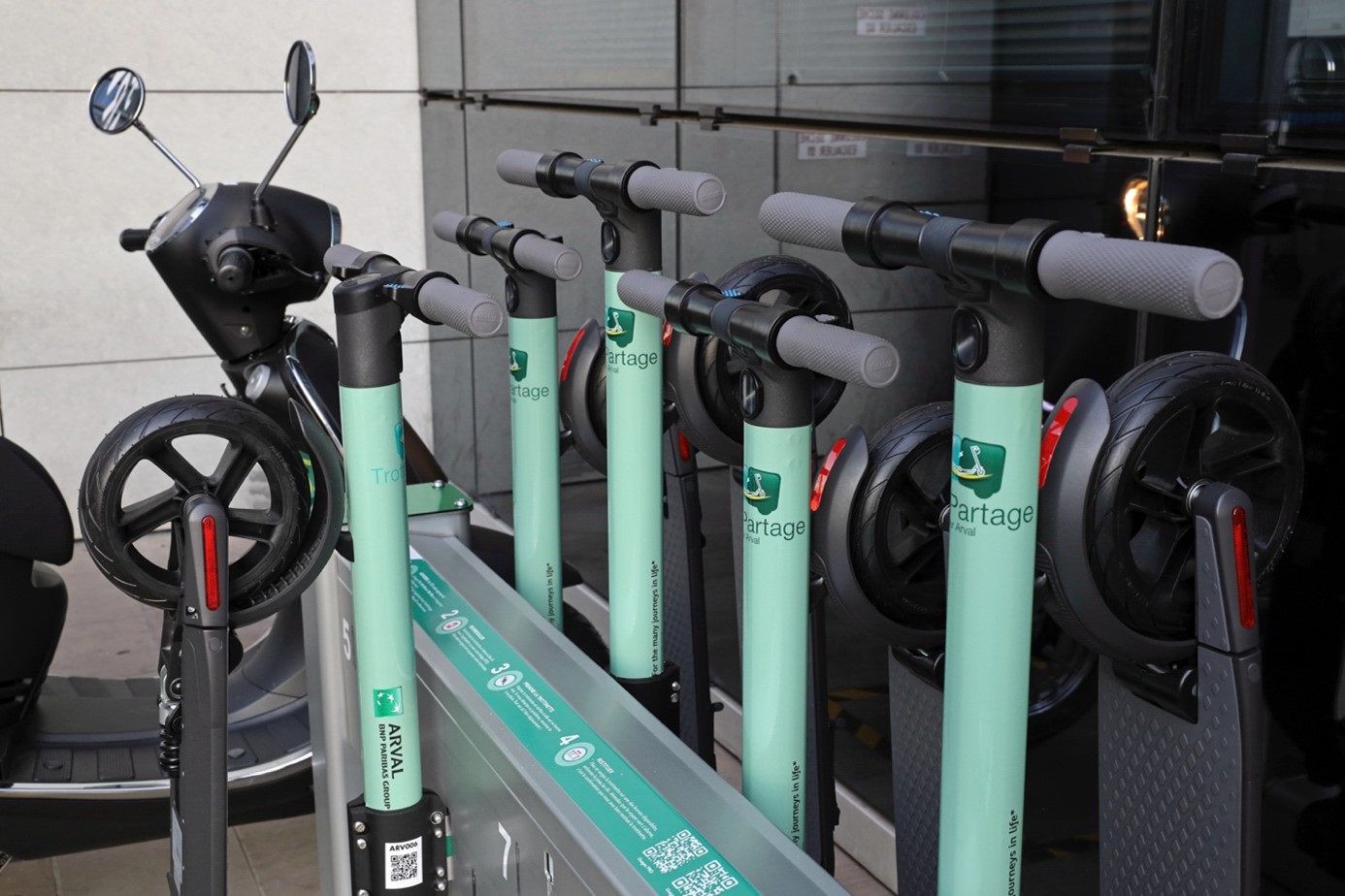 KNOT docking station at Arval